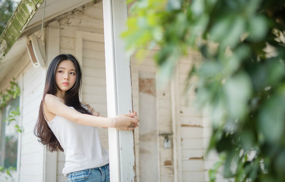 一个真正的朋友会握着你的手，触动你的心。